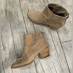 Steve Madden tan 7.5 ankle booties